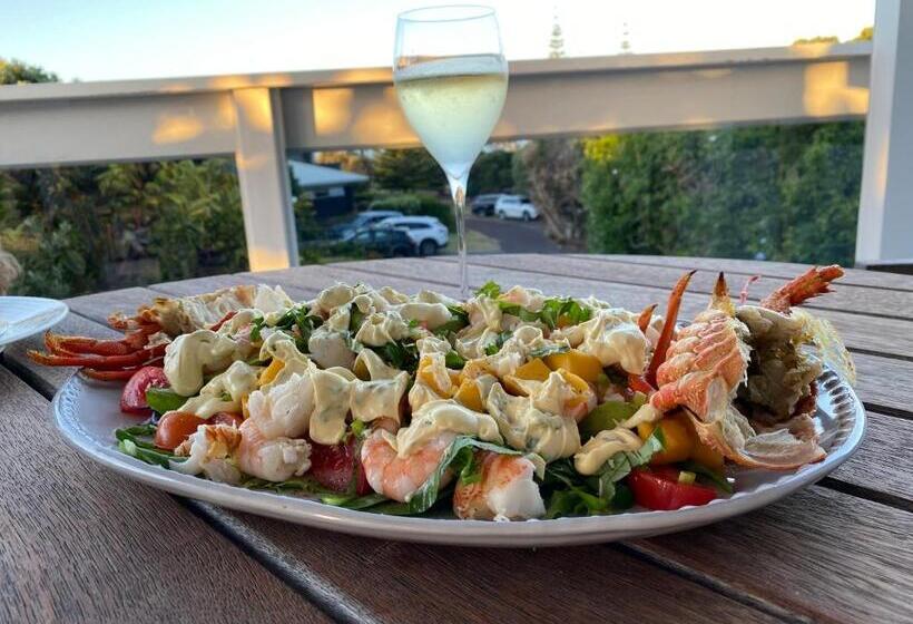 تختخواب و صبحانه Quail Lodge