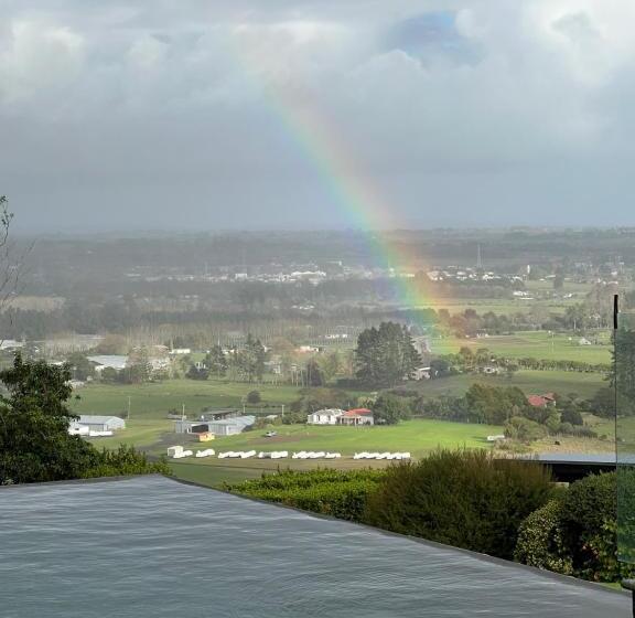 تختخواب و صبحانه Quail Lodge