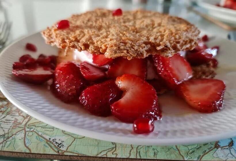 تختخواب و صبحانه Quail Lodge