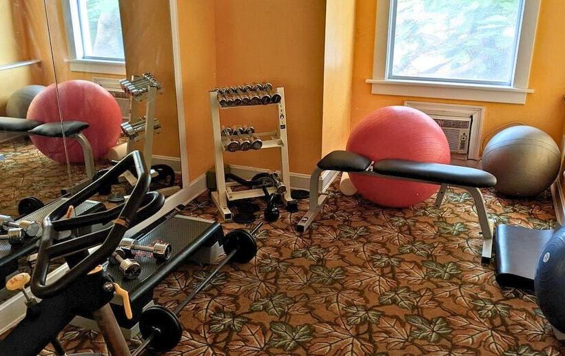 Colony Hotel & Cabaña Club