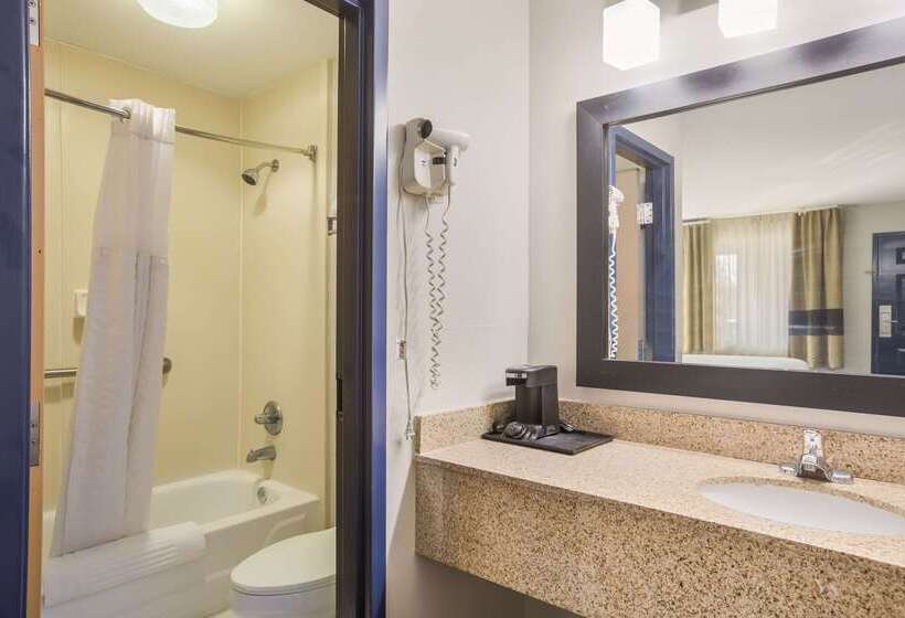 Отель Clarion Pointe Forsyth I75
