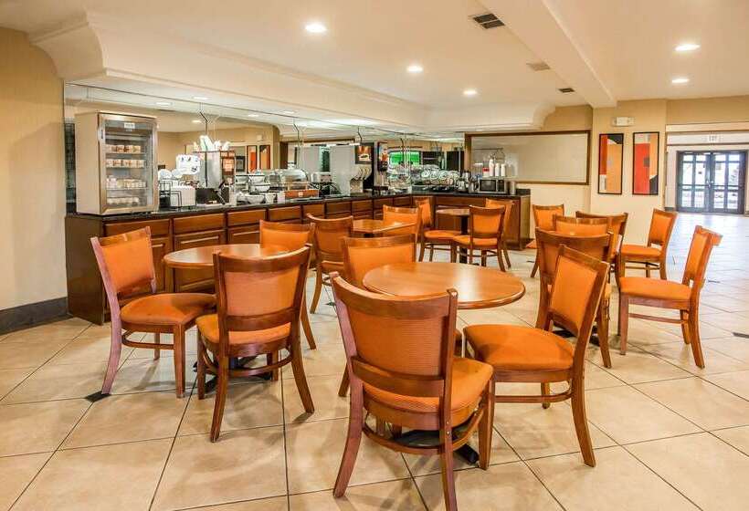 Отель Econo Lodge Inn & Suites Monroe