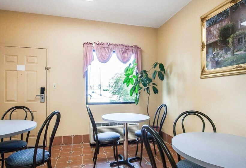 هتل Econo Lodge Inn & Suites I20, Exit 73