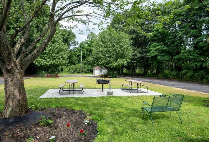 בית מלון כפרי Red Roof Inn Clifton Park