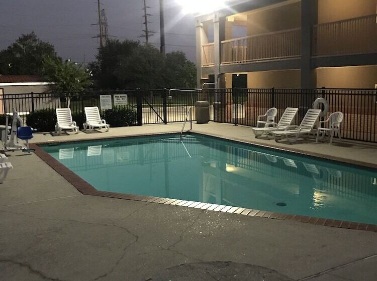 فندق Super 8 By Wyndham Slidell