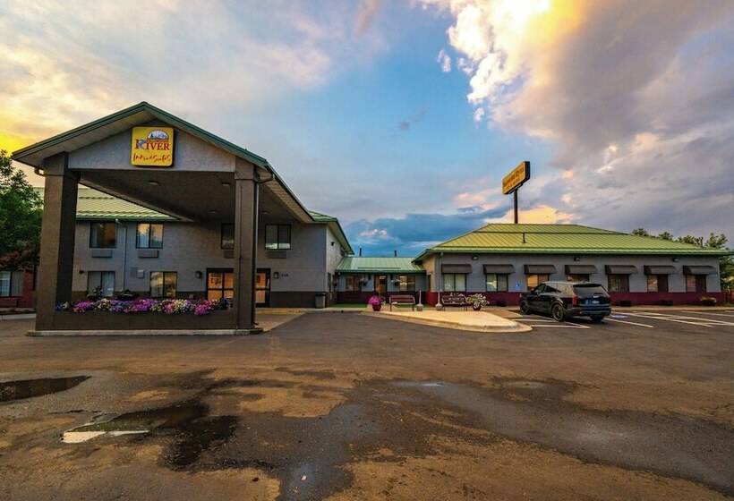 فندق Yellowstone River Inn & Suites