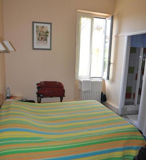 مبيت وإفطار Auberge Des Platanes