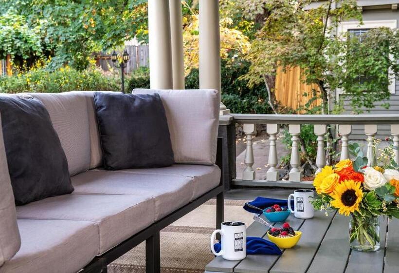 민박 Inn At The Gorge