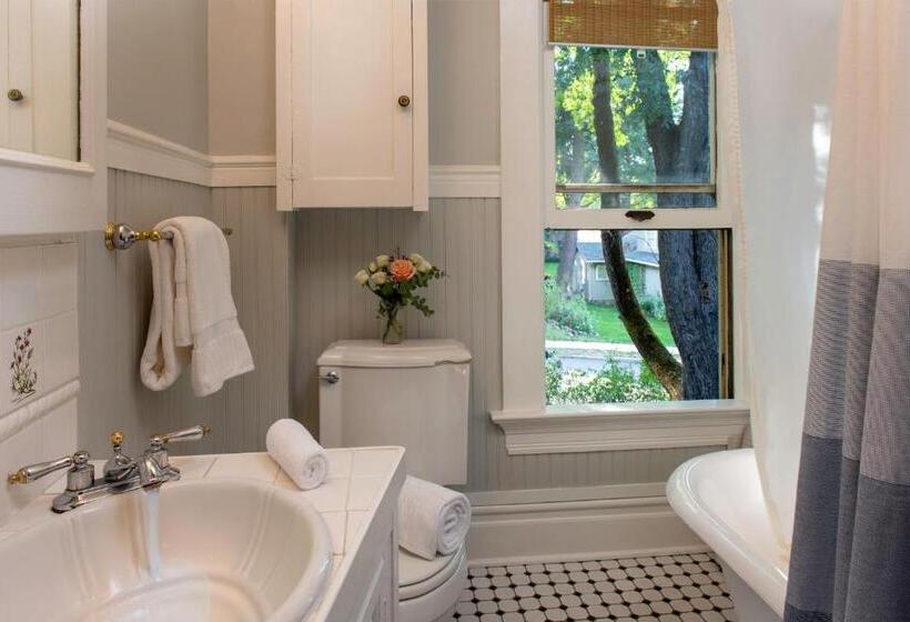 민박 Inn At The Gorge