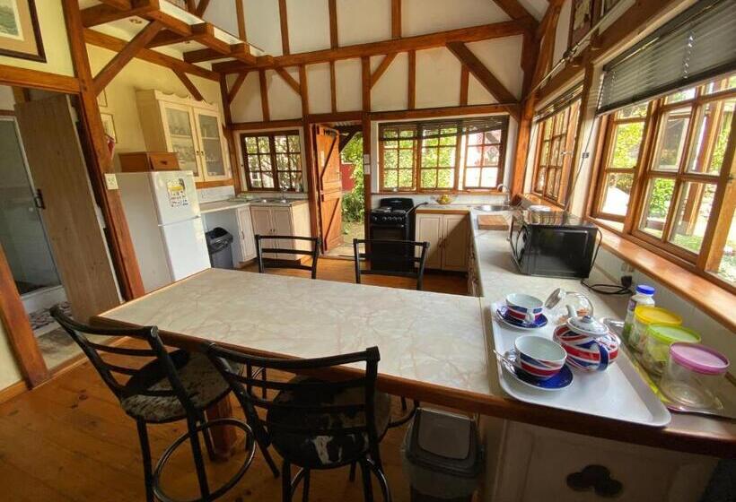 بنسيون Bohemian Garden Cottages