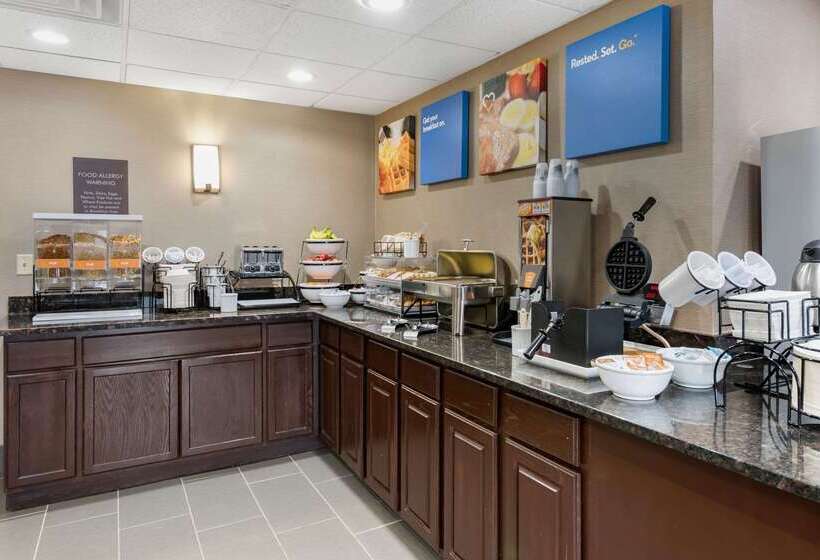 هتل Comfort Inn & Suites