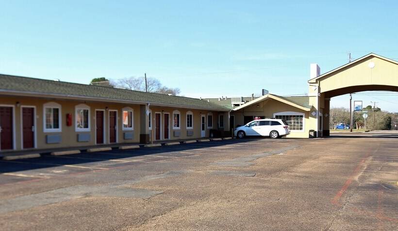 בית מלון כפרי Continental Inn And Suites