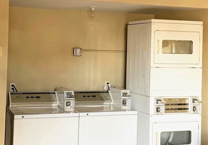 בית מלון כפרי Continental Inn And Suites