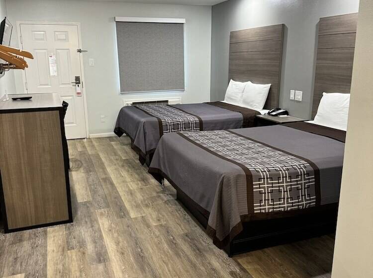 בית מלון כפרי Continental Inn And Suites