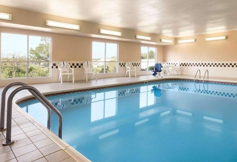 هتل Country Inn & Suites By Radisson, Davenport, Ia