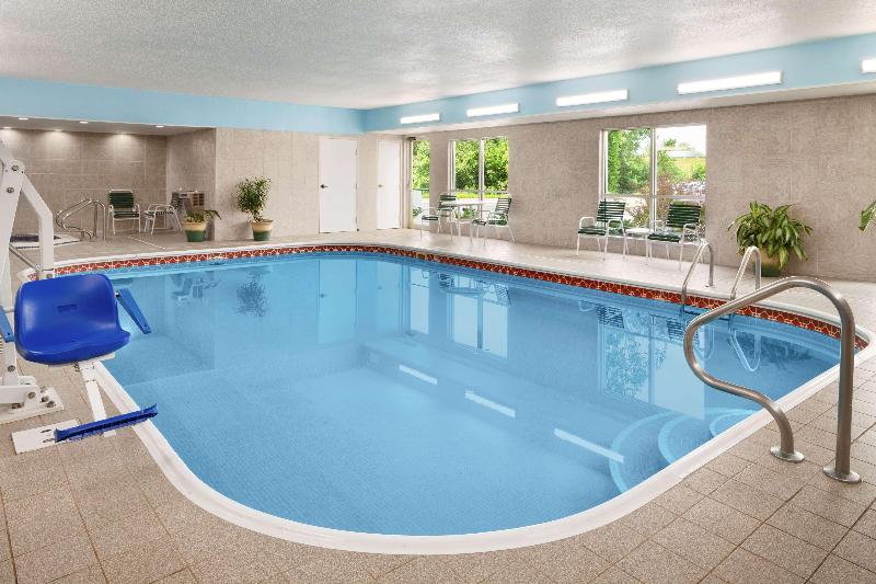 هتل Country Inn & Suites By Radisson, Grand Rapids Airport, Mi
