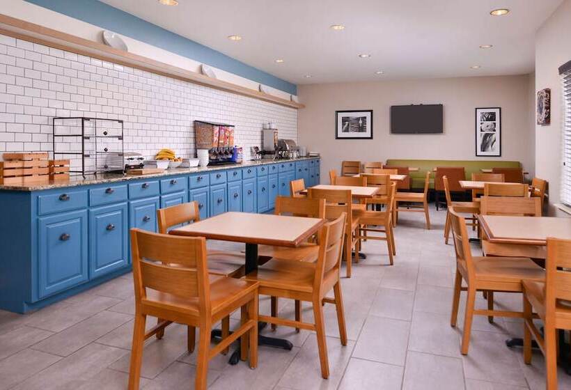 هتل Country Inn & Suites By Radisson, Omaha Airport, Ia