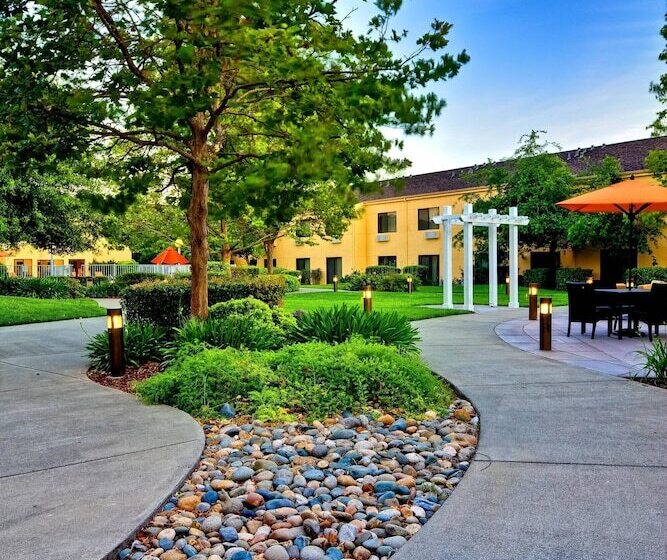 Отель Courtyard By Marriott Vacaville