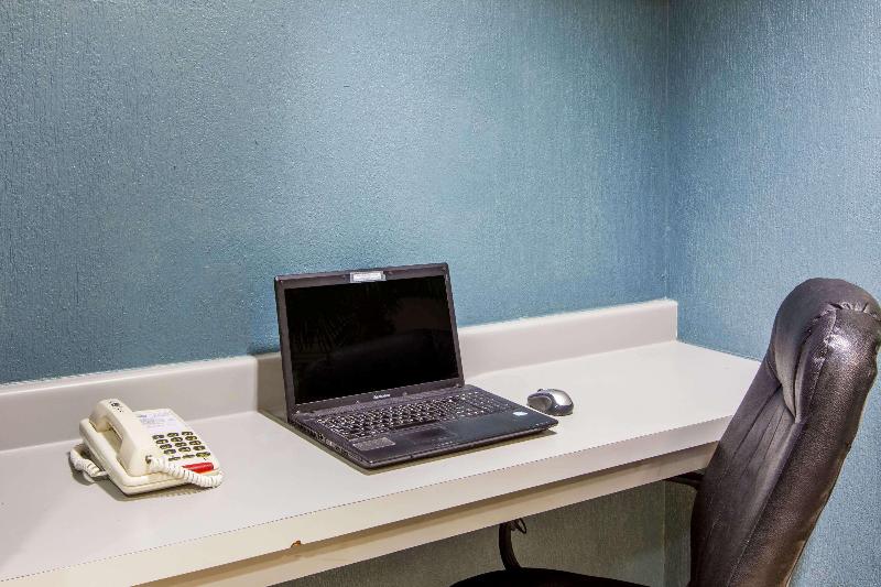 בית מלון כפרי Days Inn & Suites By Wyndham Webster Nasaclearlakehouston