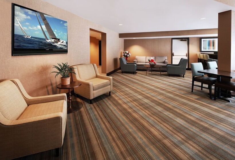 هتل Holiday Inn Express Port Hueneme, An Ihg