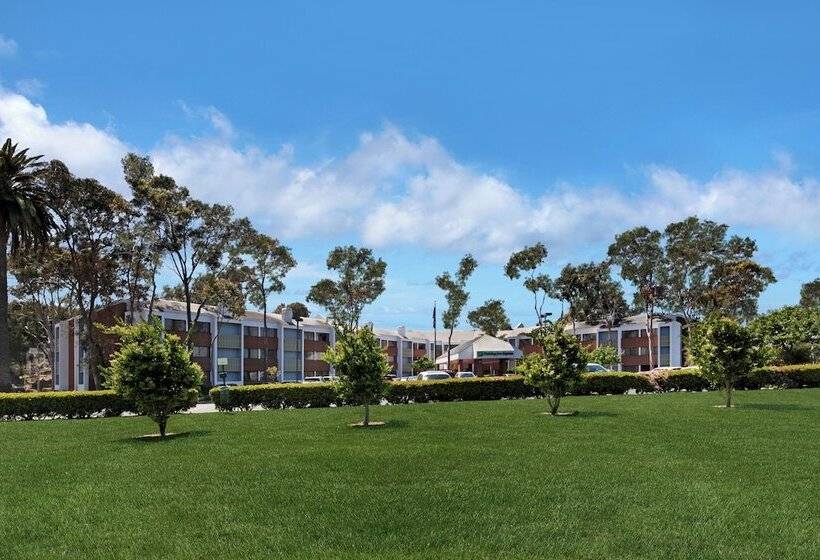 هتل Holiday Inn Express Port Hueneme, An Ihg