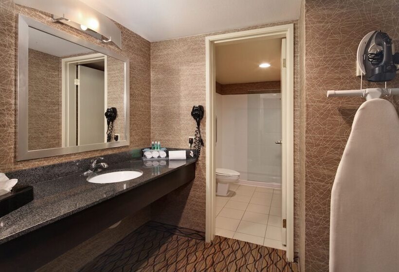 هتل Holiday Inn Express Port Hueneme, An Ihg