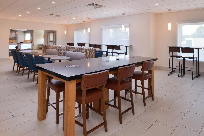 هتل Holiday Inn Express & Suites   Omaha   120th And Maple, An Ihg
