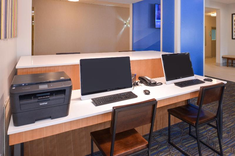هتل Holiday Inn Express & Suites   Omaha   120th And Maple, An Ihg