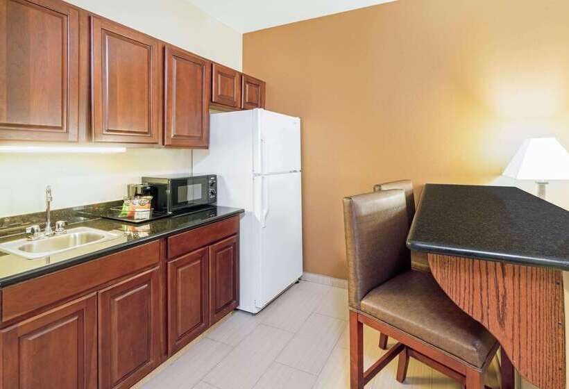 ホテル La Quinta By Wyndham Midwest City   Tinker Afb