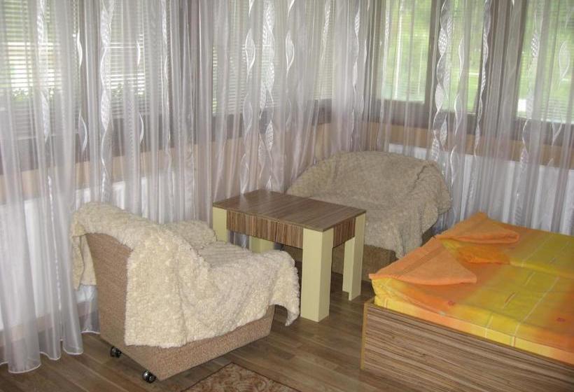 פנסיון Guest House Lori