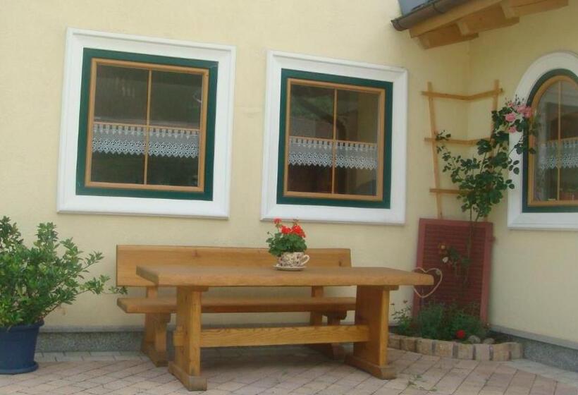 ホテル Bio Bauernhof Obertrattenbachhof