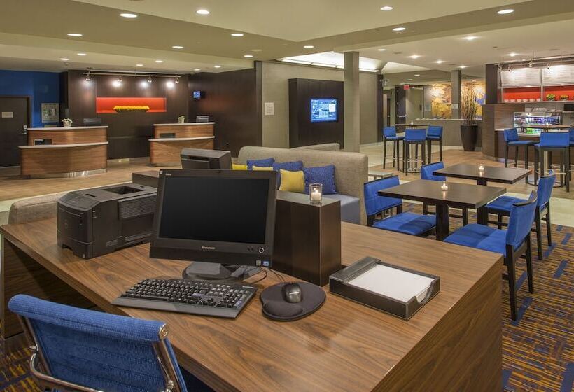 هتل Courtyard Grand Rapids Airport