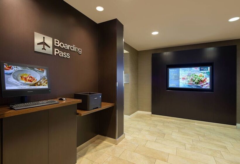 هتل Courtyard Grand Rapids Airport