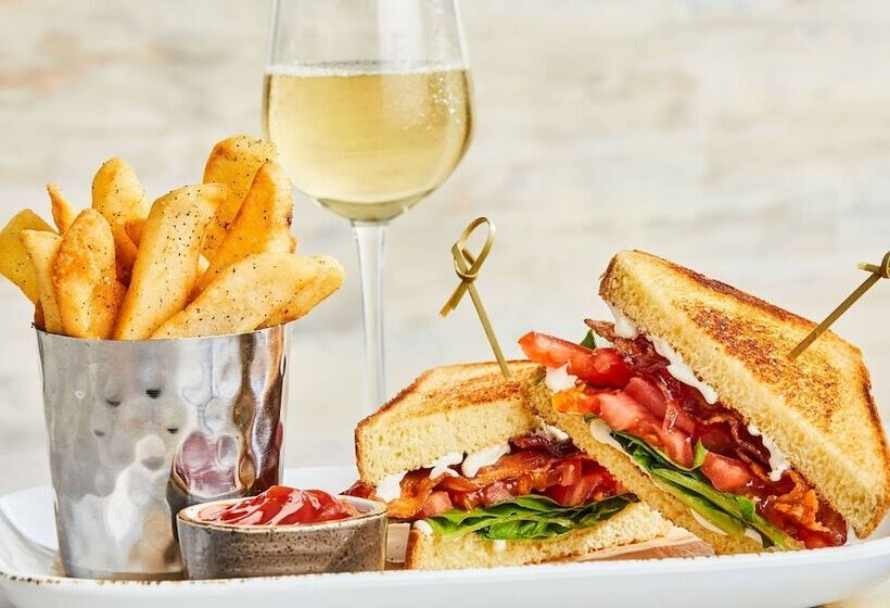 هتل Courtyard By Marriott Springfield