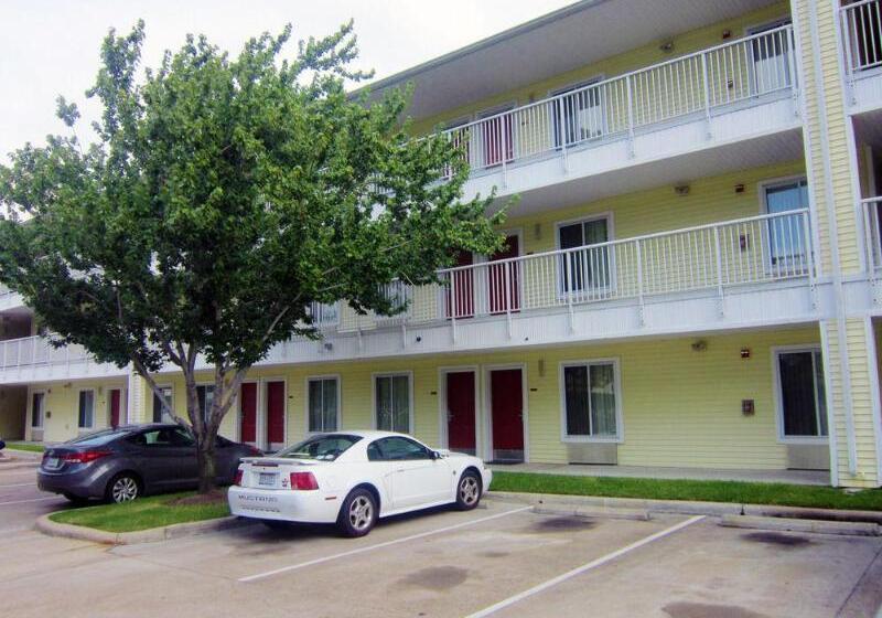 בית מלון כפרי Hometowne Studios By Red Roof Houston   Northwest