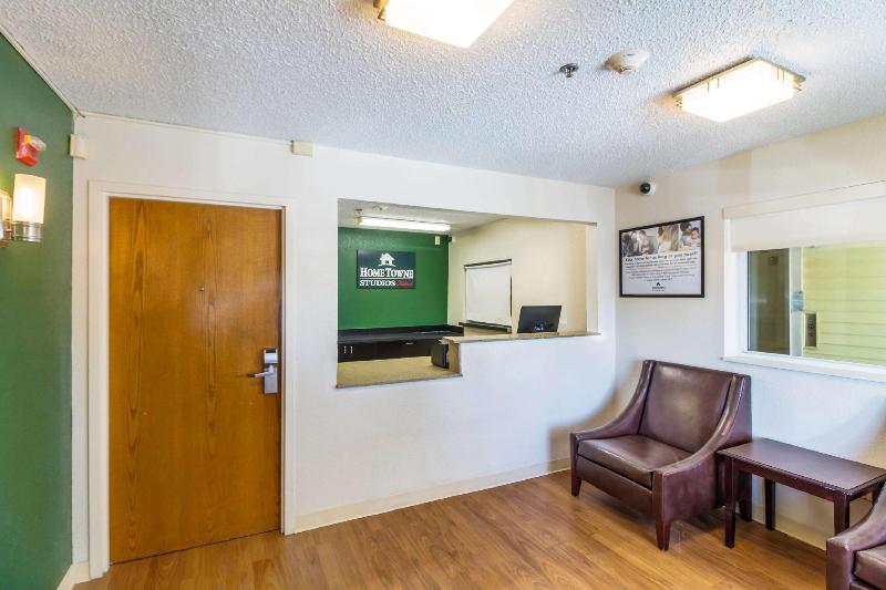 בית מלון כפרי Hometowne Studios By Red Roof Houston   West Oaks/ Energy Corridor
