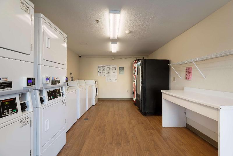 فندق Hometowne Studios By Red Roof Lake Charles   Sulphur