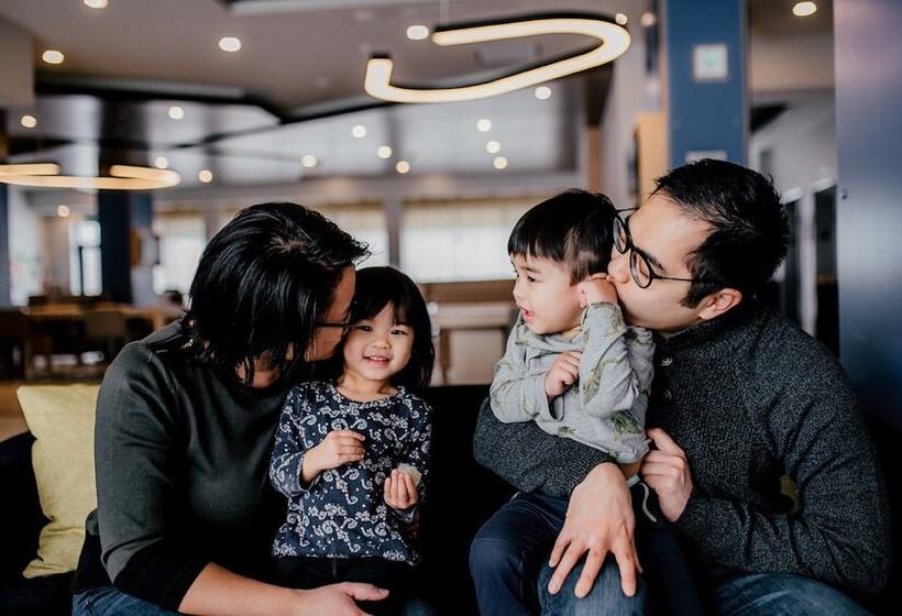 هتل Holiday Inn Express   Sarnia   Point Edward, An Ihg