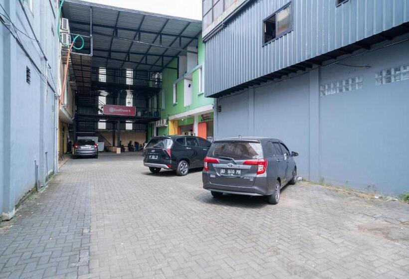 هتل Reddoorz Near Flyover Arjosari Malang