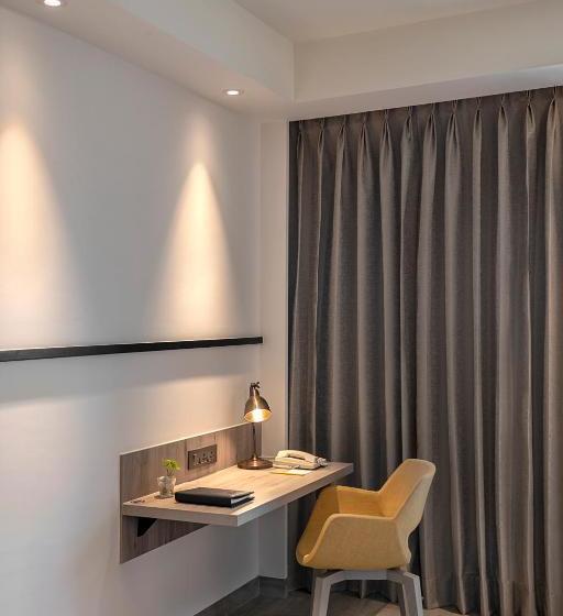 Отель Lemon Tree Premier New Town Kolkata