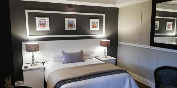 פנסיון Gold Crest Guesthouse