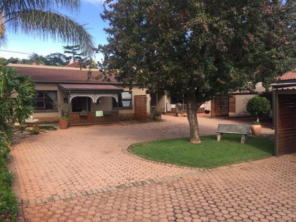 פנסיון Gold Crest Guesthouse