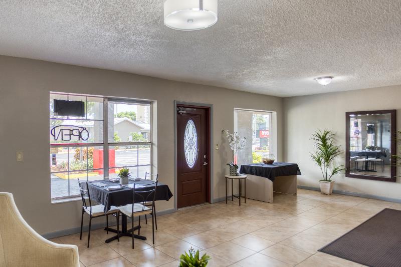 בית מלון כפרי Americas Best Inn Pompano Beach