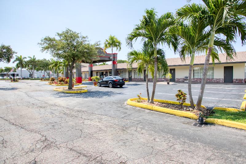 בית מלון כפרי Americas Best Inn Pompano Beach