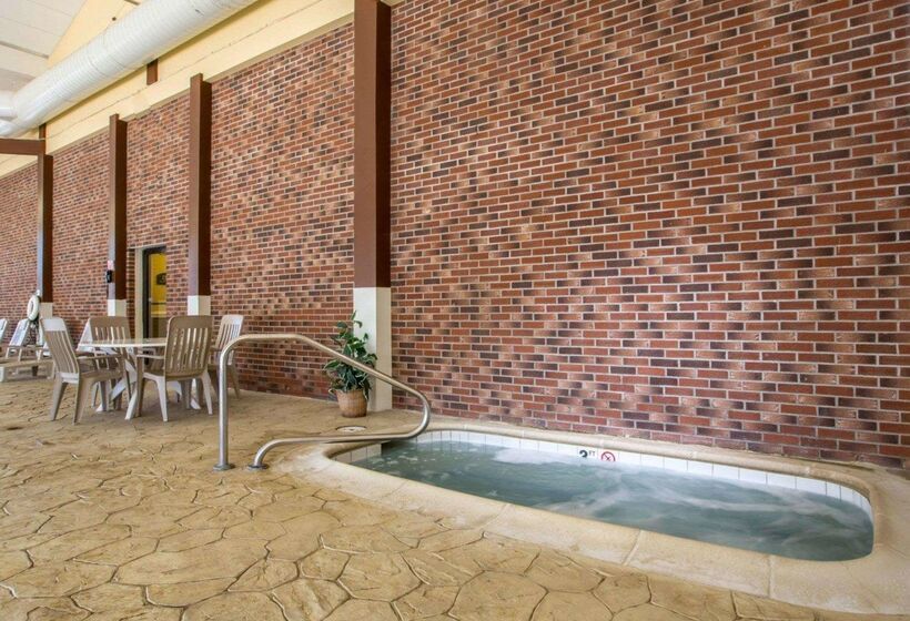 هتل Clarion Inn & Suites At The Outlets Of Lake George