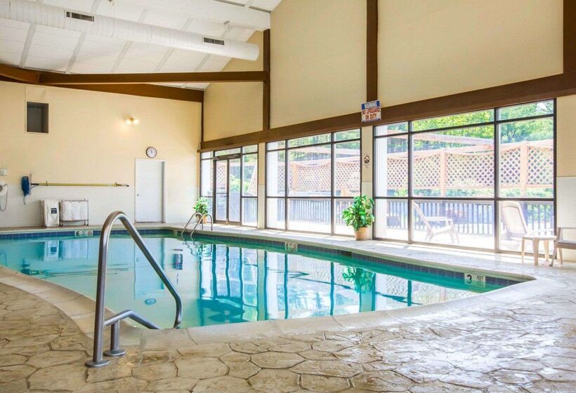 هتل Clarion Inn & Suites At The Outlets Of Lake George