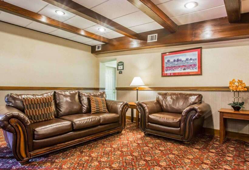 هتل Clarion Inn & Suites At The Outlets Of Lake George