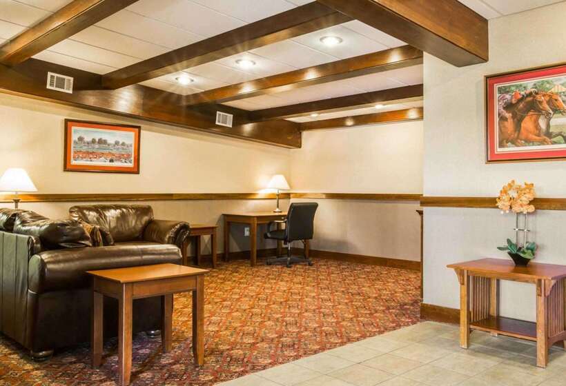 هتل Clarion Inn & Suites At The Outlets Of Lake George