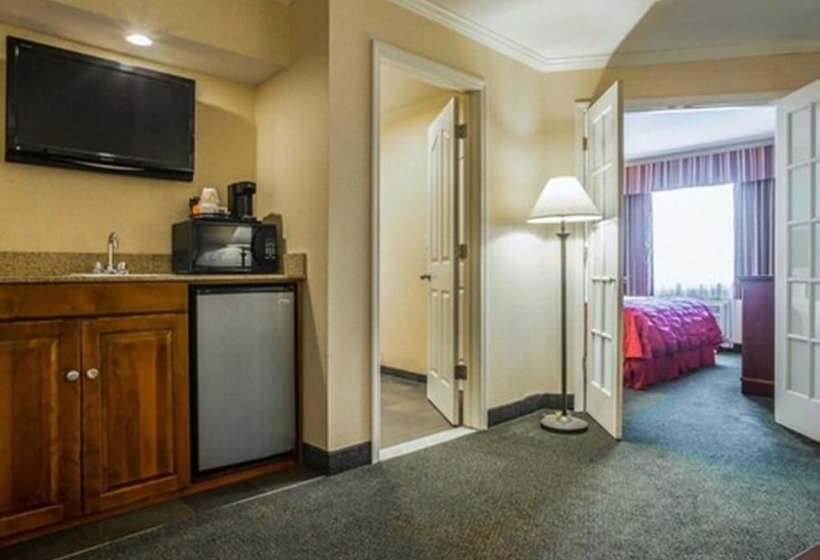 هتل Clarion Inn & Suites At The Outlets Of Lake George