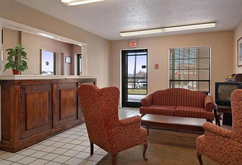 בית מלון כפרי Days Inn By Wyndham Brownsville